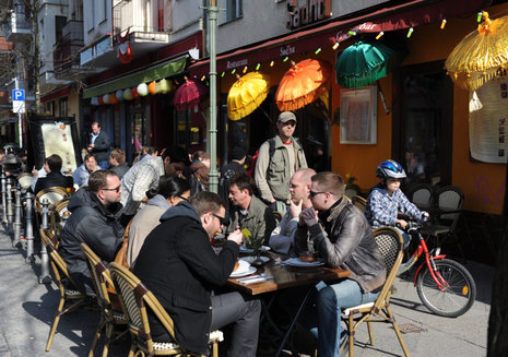 Touristen zu Tisch im Kreuzberger Wrangelkiez