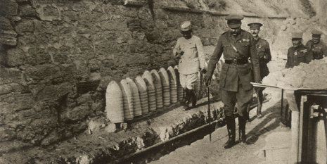 Kitchener auf Inspektion in Sedd el-Bahr, gefolgt von McMahon und dem franz&#246;sischen Kommandeur, &#196;gypten 1916