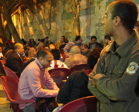 Stra&#223;encaf&#233; in Kairos Zentrum: Treffpunkt vieler politischer Diskussionsrunden (oben). Vieles erinnert an den 25. Januar, den Tag, an dem der Aufstand begann. Fotos: Schumacher