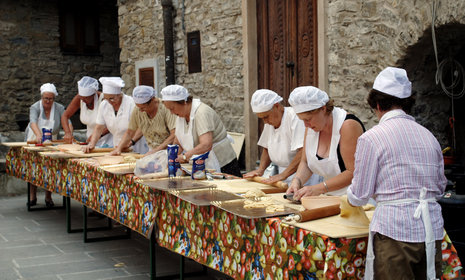 Wenn in Albengo zum Gourmetfestival geladen wird, zeigen die ligurischen Mamas, wie man richtig Pasta macht.