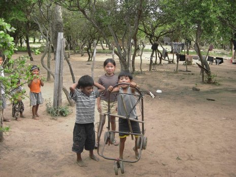 Spielende Kinder in der Nähe der Schule von Kapeatindi im südlichen Teil von Izozog.