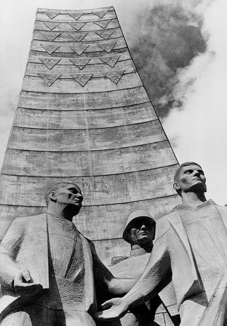 Monument mit Ren&#233; Graetz' Plastik &#187;Befreiung&#171;, Foto vom 18. April 1961
