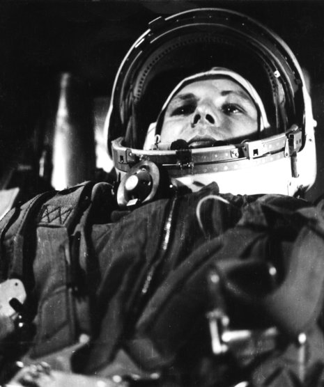 Juri Alexejewitsch Gagarin, geboren am 9. März 1934 in Kluschino als Sohn eines Zimmermanns und einer Kolchosbäuerin, studierte am Industrietechnikum in Saratow. Während des Studiums wurde er Mitglied eines Aeroklubs. 1955 trat er in die sowjetischen Streitkräfte ein. Er diente in einem Jagdfliegerregiment der Nordflotte, bevor er in die erste Kosmonautengruppe aufgenommen wurde. 1959 wurde seine Tochter Jelena geboren, am 12. März 1961, genau einen Monat vor seinem Raumflug, seine zweite Tochter Galja. Mit dem Raumschiff Wostok 1 umrundete er in 108 Minuten einmal die Erde. Gargarin verunglückte bei einem Testflug am 27. März 1968.