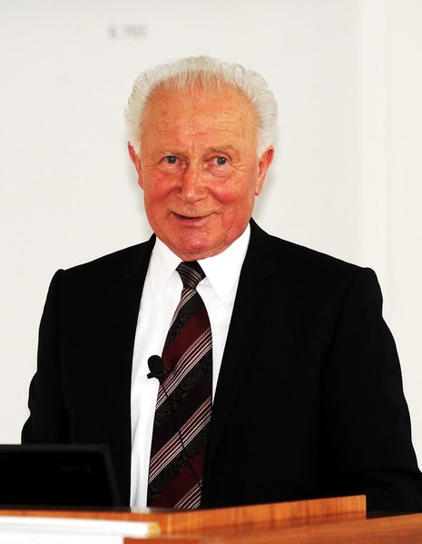 Dr. Sigmund Jähn , 1937 in Morgenröthe-Rautenkranz/Vogtland geboren und ab 1955 Angehöriger der Luftstreitkräfte der DDR, war vom 26. August bis 3. September 1978 als »erster Deutscher im All«. Seit 1990 ist er Berater des Deutsche Zentrums für Luft- und Raumfahrt und seit 1993 der ESA.