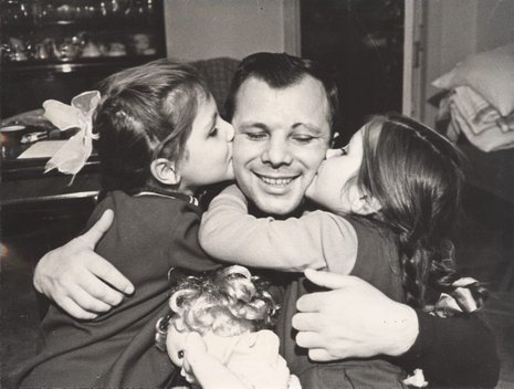 Juri Gagarin 1966 mit seinen Töchtern Jelena (l.) und Galina