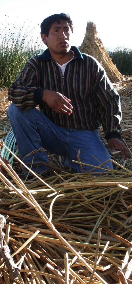 Ein Mensch des Wassers: Luís Ocheda gehört der indigenen Gruppe der Urus an. Er berichtet Touristen, wie die Bewohner am Titicaca-See seit Jahrhunderten aus Schilf ihre Inseln bauen, wie sich das Leben auf dem See gestaltet und wovon sie heute leben.