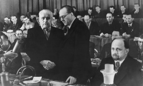 Der Vereinigungshandschlag zwischen dem Kommunisten Wilhelm Pieck und dem Sozialdemokraten Otto Grotewohl vor 65 Jahren in Berlin