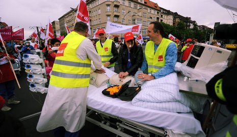 Der »Patient Charité« wird von den Streikenden auf der Straße therapiert.