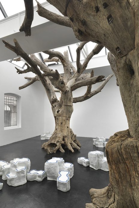 Die Installation »Tree 2011«, »Rocks 2011« von Ai Weiwei bei Neugerriemschneider, Berlin