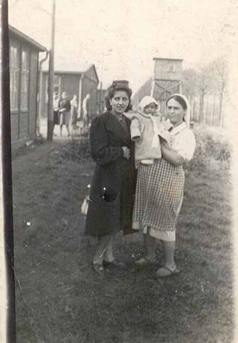 Mutter, Tochter und Freundin im Lager in Berlin