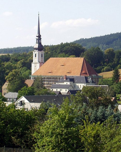 Blick auf ein besonderes Dorf: Im s&#228;chsischen Cunewalde steht Deutschlands gr&#246;&#223;te evangelische Dorfkirche.