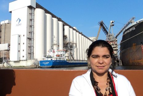 Die paraguayische Kleinb&#228;uerin Esther Leiva auf einer Hafenrundfahrt in Hamburg, vor den Silos von ADM, einer der gr&#246;&#223;ten Agrarhandelsfirmen weltweit.