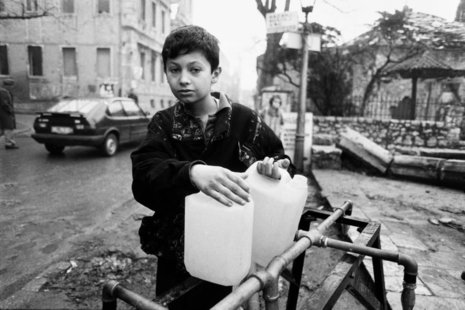 »Junge beim Wasserholen, Ost-Mostar, November 1995«