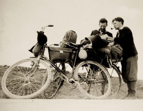 Zwei Aufnahmen Karl Meyers von 1931: die Reisenden mit ihren Rädern.