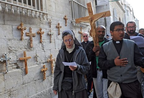 Pilger bei der Karfreitagsprozession in Jerusalem