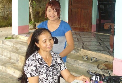 Die 20-j&#228;hrige Nguyen Thi Nguyet (h.), die Beste ihres Kurses, steht vor dem Sprung in die Selbstst&#228;ndigkeit als Kosmetikerin.