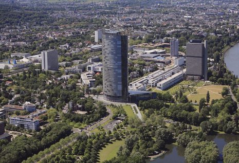 Bonn aus der Luft &#8211; der UN Campus mit Posttower und Langem Eugen