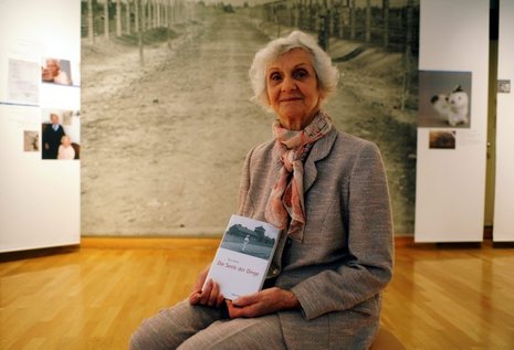Eva Fahidi in der Gedenkstätte Deutscher Widerstand