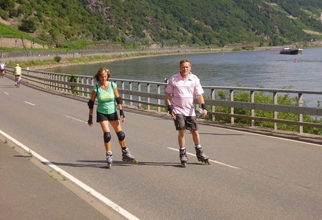 Endlich genug Platz: Inline-Skater beim autofreien Sonntag im Mittelrheintal