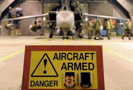 Ein britischer Tornado wird zum Angriff auf Libyen vorbereitet. Bald mit Bundeswehr-Bomben?
