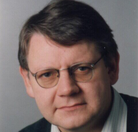 Prof. Dr. Götz Neuneck ist Mitglied des Exekutivkomitees von Pugwash und Pugwash-Beauftragter der Vereinigung Deutscher Wissenschaftler. Er ist Stellvertretender Wissenschaftlicher Direktor des Instituts für Friedensforschung und Sicherheitspolitik an der Universität Hamburg.