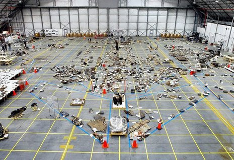 2003 in einem Hangar des Kennedy Space Centers &#8211; Unfall-Ursachenforschung mit den Resten der &#187;Columbia&#171; Fotos: dpa/NASA