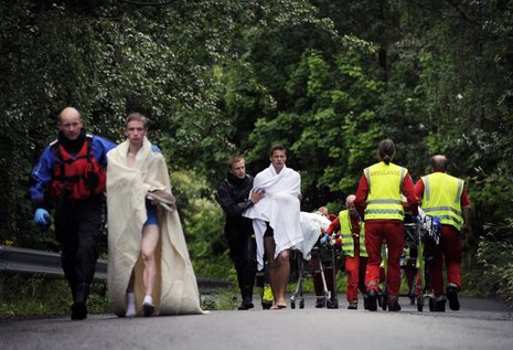 Rettungskr&#228;fte bergen traumatisierte &#220;berlebende des Massakers auf der Insel Ut&#248;ya. Am Sonntag wurden immer noch einige Jugendliche vermisst. Fotos: AFP