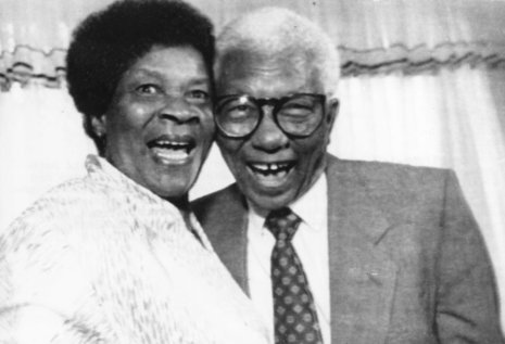 Walter Sisulu mit Frau Albertina nach seine Haftentlassung 1989
