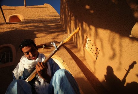 Bombino aus Niger wird zu den besten Gitarristen Afrikas gez&#228;hlt. Seinen W&#252;stenblues pr&#228;sentiert er am 10.8. im Museum f&#252;r Islamische Kunst.