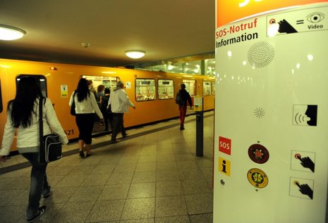 Helfen mit Daumen und Zeigefinger: Notrufs&#228;ulen befinden sich auf jedem U-Bahnhof. ND-