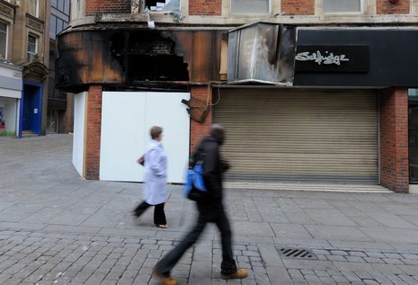 Festnahme eines Jugendlichen bei den Zusammenst&#246;&#223;en in Manchester am Dienstagabend (rechts). Die Stadt am Tag nach den Unruhen (oben) Fotos: dpa/Dave Thompson; AFP/Andrew Yates