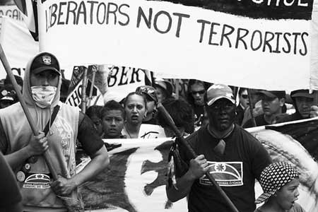 »Befreier, keine Terroristen.« Maori vom Stamm der Tuhoe bei einer Demonstration in Auckland