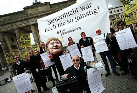 Protestaktion von Campact in Berlin gegen den Steuerdeal