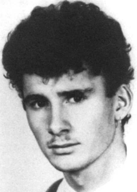 Chris Gueffroy, geboren am 21. Juni 1968, aus Berlin, Beruf:
Kellner, erschossen am 5. Februar 1989 nahe der Kleingartenkolonie
»Harmonie«