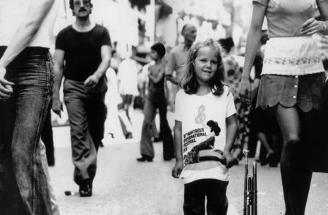 Ein Mädchen trägt ein T-Shirt mit dem Aufdruck "Montreux International Festival" - diese Umbenennung sollte dem breiten musikalischen Spektrum ab der zehnten Auflage mehr Rechnung tragen. Doch schon 1978 kommt die Rückkehr des "Jazz" auch im Titel - die Fans hatten sich an den neuen Namen nicht gewöhnen wollen.