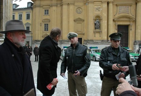 Personenkontrolle der Polizei 2009 beim politischen Spaziergang von Kastner (li.) zur Staatskanzlei