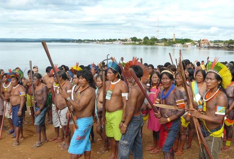 Indios aus 24 Volksgruppen protestieren gegen den Staudamm.