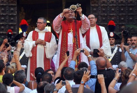 Erzbischof Sepe mit dem &#187;Blut&#171; des Heiligen Januarius Fotos: dpa