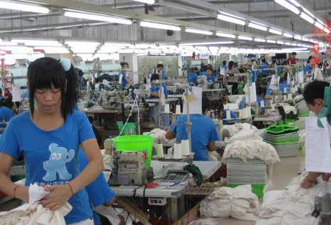 25 bis 30 Millionen Kleidungsstücke fertigen die 5000 Beschäftigten der »Jiale Corporation« in Jinshan jährlich – für Marken wie Levis, Reebok, The Northface und Tommy Hilfiger.