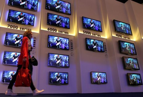 Internetf&#228;hige Fernseher und intelligente Haushaltsger&#228;te sollen Konsumfreude bringen. Fotos: dpa/ Wolfgang Kumm