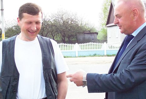 Michail Strapko (rechts) und Viktor Bober (l.), Direktoren zweier großer Agrarbetriebe im Kreis Kamenez.