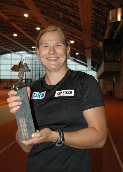 Willkommene Abwechslung im Trainingsalltag: Jenny Wolf freut sich &#252;ber den Pokal f&#252;r die ND-Sportlerin des Jahres 2010. ND-