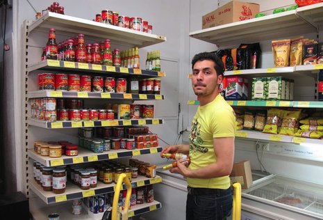 Farird Norozian bei der Arbeit im Supermarkt