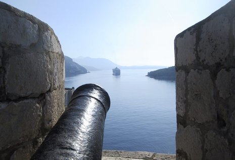 Die Kanonen auf den Stadtmauern und Forts von Dubrovnik schrecken längst keinen mehr. Und schon gar nicht die Kreuzfahrtschiffe.