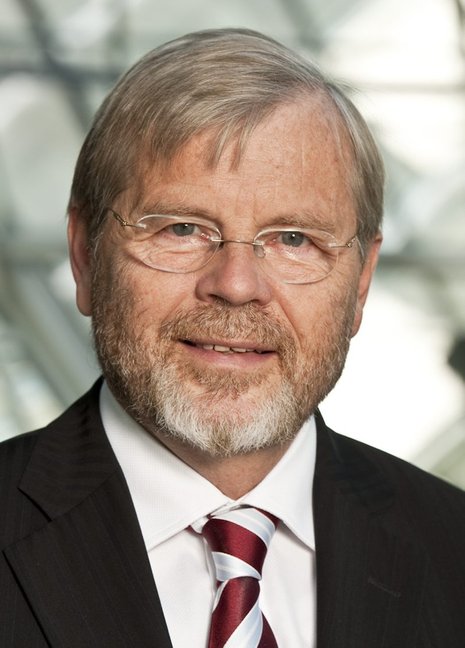 Roland Zielke,1946 geboren, ist stellvertretender FDP-Fraktionsvorsitzender im niedersächsischen Landtag. Von 1975 bis 2003 war er Mathematik-Professor in Osnabrück.