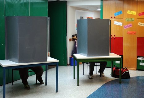 Besetzte Wahlkabinen in der Reichenberger Stra&#223;e in Kreuzberg ND-Fotos: Camay Sungu