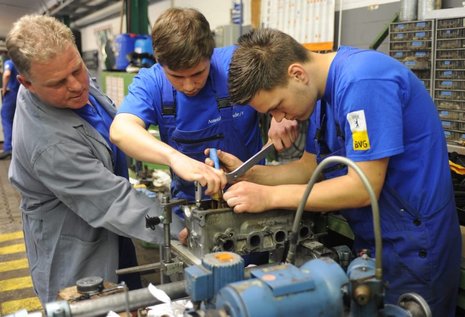 In der Ausbildungswerkstatt der BVG in Ruhleben erlernen Azubis den Beruf eines Mechatronikers.
