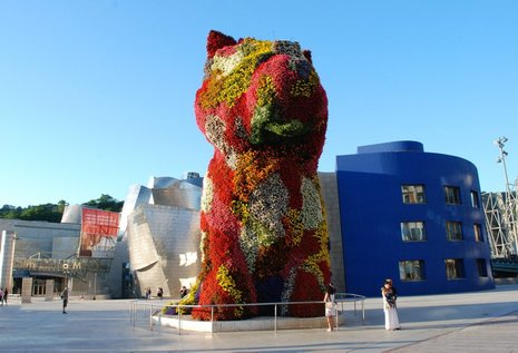Die wohl bunteste Promenadenmischung der Welt – Puppy, der »Wachhund« vor dem Guggenheim-Museum in Bilbao.