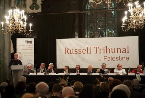Jury des Russel-Tribunals mit Stephane Hessel (3.v.r.)