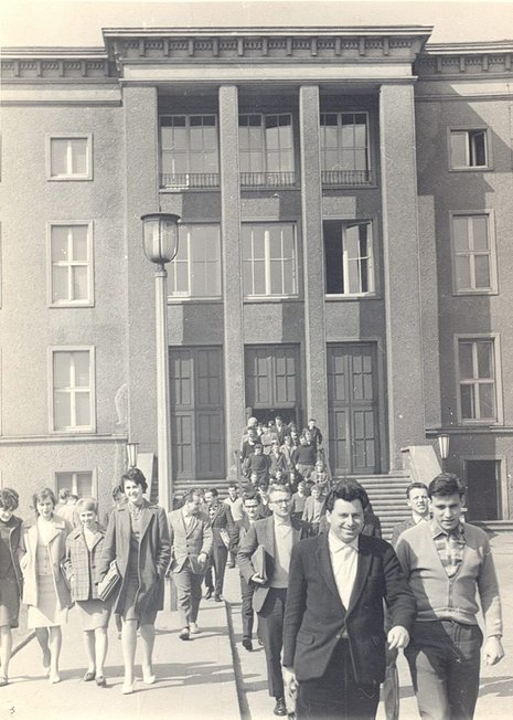 Ein Foto aus den 1960er Jahren: Studenten beim Verlassen des Audimax der HfÖ.